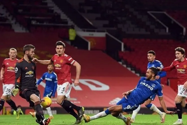 Penyerang Everton, Dominic Calvert-Lewin menjebol gawang Manchester United untuk membawa timnya menyamakan kedudukan 3-3 di pengujung laga yang digelar di Stadion Old Trafford, Minggu (7/2/2021) dini hari WIB. (Foto: AFP)