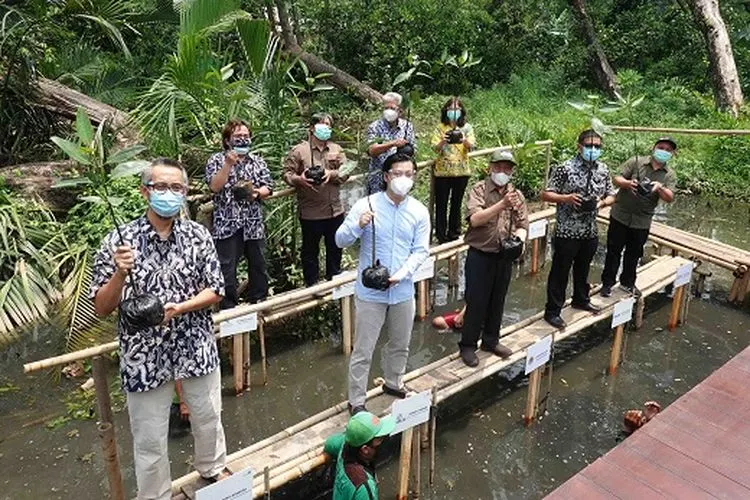 Penanaman mangrove secara simbolis dalam rangka peresmian sarana sarana dan prasarana Suaka Margasatwa Muara Angke pada Selasa (10/11). (dok)