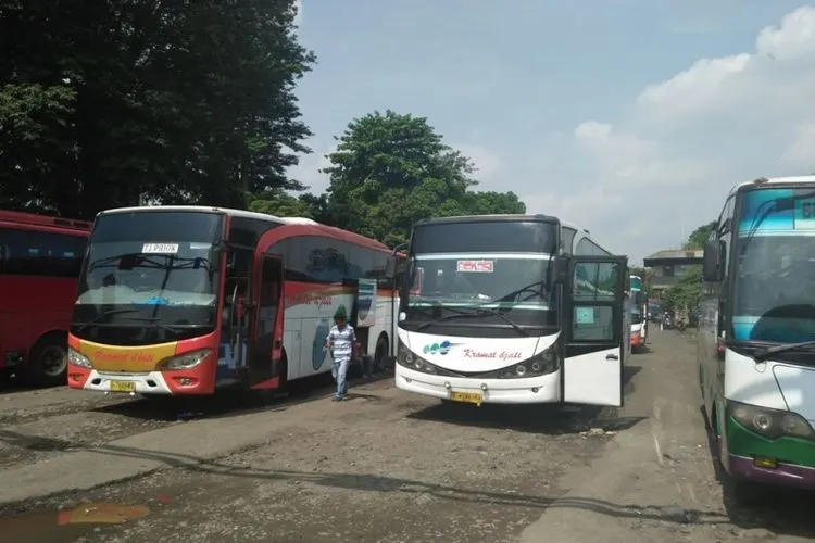 Sejumlah bus terparkir di Terminal Baranangsiang. (ayobogor.com/Husnul Khatimah)