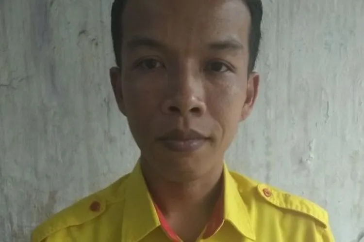 Mujenih, petugas kebersihan OTC Stasiun Bojong Gede menemukan uang Rp 500 juta di gerbong KRL Jakarta-Bogor. (ist)