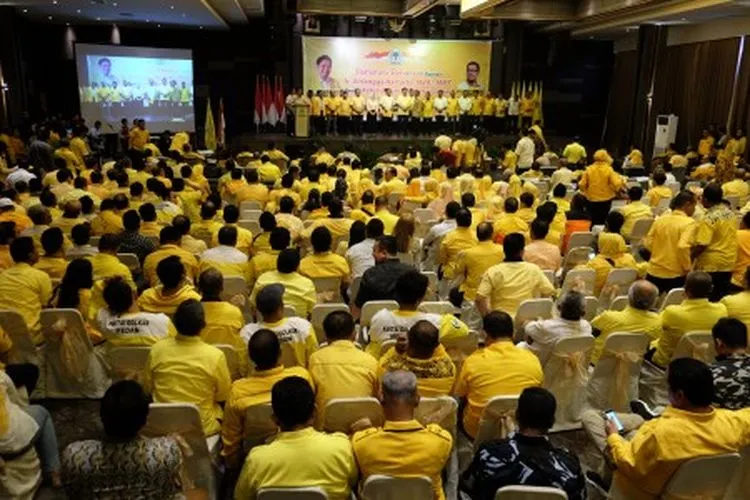 Ilustrasi--Ketua Umum DPP Partai Golkar Airlangga Hartarto (tengah) didampingi pengurus partai saat menghadiri deklarasi dukungan menjadi Ketua Umum periode 2019-2024, di Medan, Sumatera Utara, Senin (29/7/2019). DPD Golkar Sumut dan Aceh resmi memberi dukungan kepada Airlangga Hartarto untuk menjadi Ketua Umum DPP Partai Golkar periode 2019-2024. ANTARA FOTO/Irsan Mulyadi/aww.