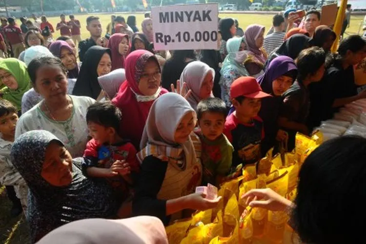 Ilustrasi--Warga antre untuk membeli paket minyak goreng di Pasar Murah menyambut HUT Bhayangkara yang ke-73 yang digelar Polres setempat di Kudus, Jawa Tengah, Rabu (29/5/2019). Pasar murah yang menjual sejumlah sembako, elpiji 3kg dan peralatan sekolah yang dijual lebih murah dari pasaran itu untuk membantu warga kurang mampu. ANTARA FOTO/Yusuf Nugroho/pd.