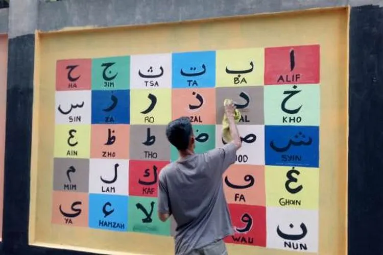 Proses pembuatan mural di lingkungan warga Kelurahan Pademangan Timur/utara.jakarta.go.id