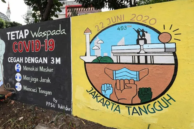 Mural bertema Covid-19 karya petugas Penanganan Prasarana Sarana Umum (PPSU) Kelurahan Bukit Duri di Jalan Abdulah Syafei, Tebet, Jakarta Selatan/beritajakarta.id/reza