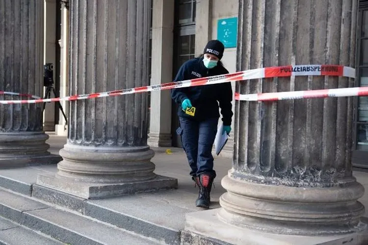 Garis polisi dipasang mengelilingi Gedung Museum Green Vault di Dresden (Getty Images/Sebastian Kahnert/dpa-Zentralbild/dpa)