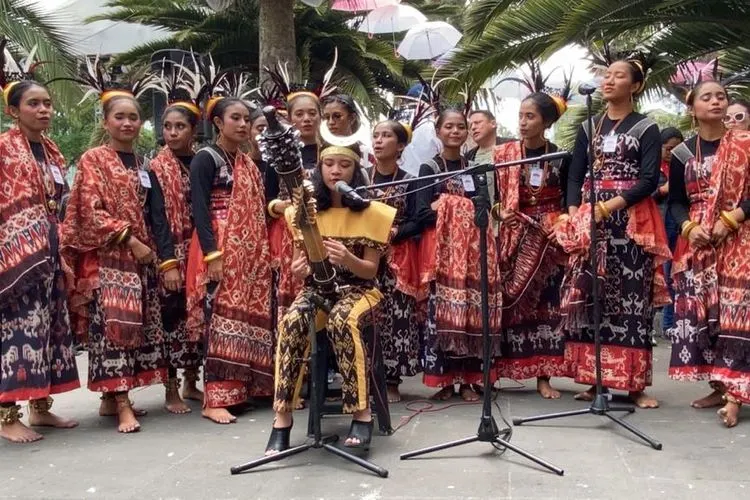 Alunan Musik Khas Sasando (Foto KBRI Quito)