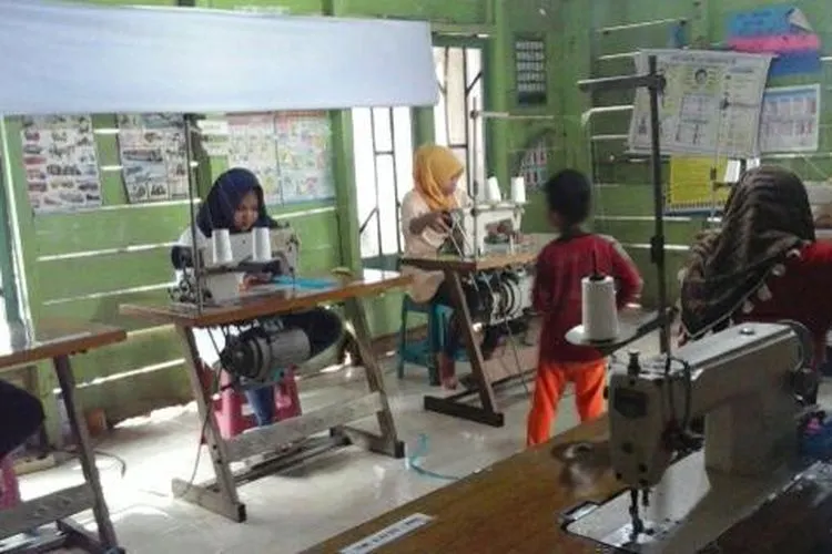 Proses pembuatan masker kain yang dilakukan HM Collection PKBM Hati Mulya Blado. (Ayobatang.com/Muslihun)