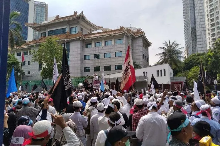 Suasana massa PA 212 memadati jalan di depan Kedubes China, Jakarta, Jumat (27/12/2019) (Ayojakarta.com/Dhika Alam Noor)