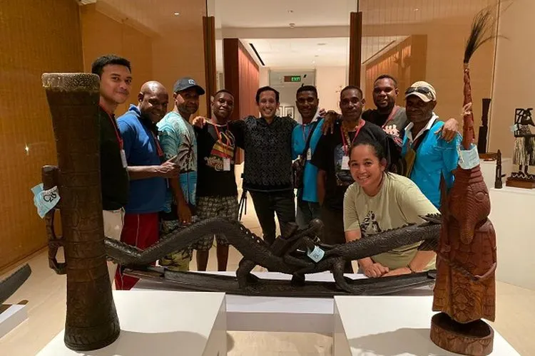 Menteri Pendidikan dan Kebudayaan, Nadiem Makarim, bersama penari-penari asal Papua saat menghadiri Pameran dan Lelang Seni Ukir dan Anyaman Suku Kamoro. (Dok. Yayasan Lontar)