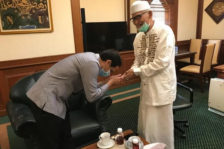 Menteri Pendidikan dan Kebudayaan Nadiem Makarim bersilaturahmi kepada Rais Aam Pengurus Besar Nahdlatul Ulama (PBNU) KH Miftahul Akhyar