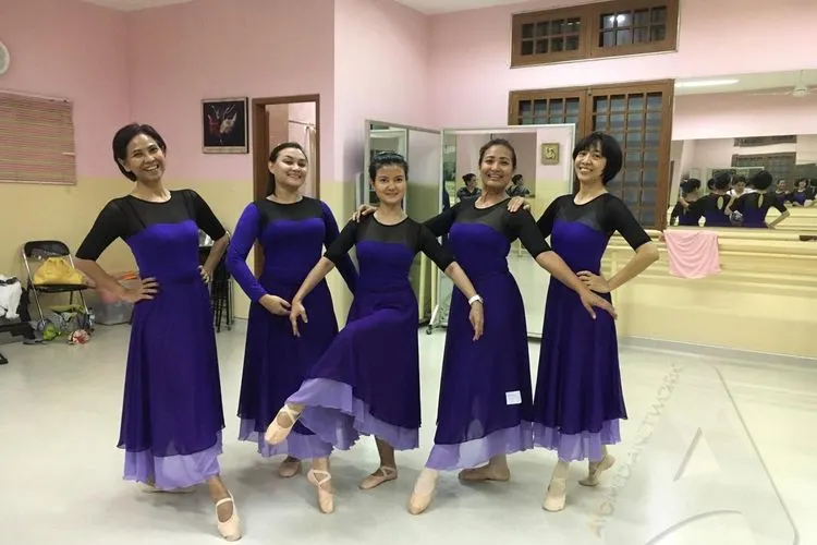 Arke Nurdjatni (kedua dari kanan), bersama para anggota Namarina (Ayojakarta.co,/Dhika Alam Noor)