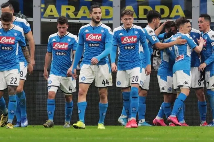 Pemain Napoli berselebrasi usai menghabisi Fiorentina dengan skor 6-0. (Republika)