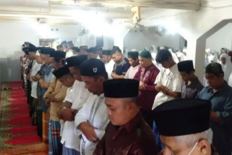 Jemaah Naqsabandiyah saat melaksanakan Salat Idul Adha di Musala Baitul Makmur, Kecamatan Pauh, Kota Padang, Kamis (30/7/2020). [Covesia/Fakhru]