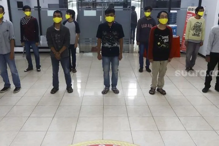 Narapidana mengikuti upacara pelepasan di Rumah Tahanan Negara (Rutan) Kelas I Depok, Jawa Barat, Kamis (9/4). [Suara.com/Angga Budhiyanto]