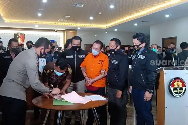 Djoko Tjandra (baju oranye) resmi ditahan di Rutan Salemba cabang Mabes Polri. (Suara.com )