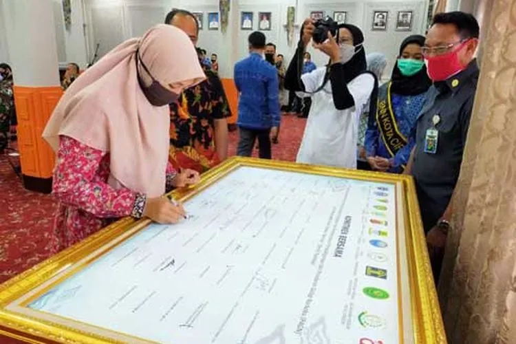 Pembubuhan tanda tangan sebagai komitmen bersama atas pemberantasan narkoba