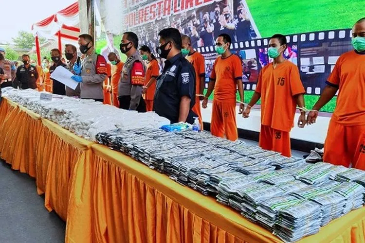 Tersangka dan barang bukti kasus narkoba di Polresta Cirebon. (Ayocirebon/Erika Lia)