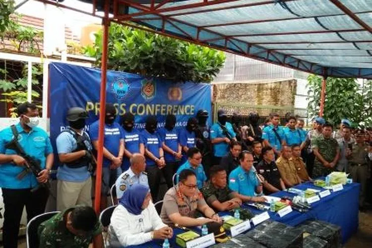 Deputi Pemberantasan BNN Irjen Pol Arman Depari (tengah) saat konferensi pers penggerebekan pabrik narkoba di Bandung Jawa Barat, Senin (24/2/2020).(Ayobandung.com/Faqih Rohman)