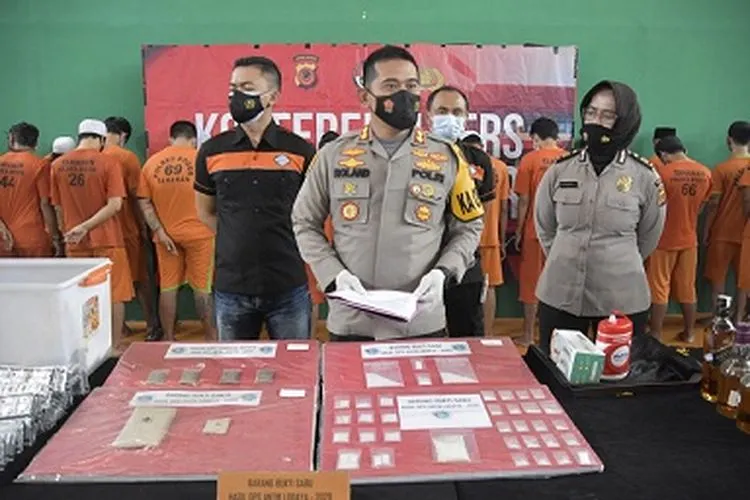 Kapolres Bogor, AKBP Roland Ronaldy saat gelar perkara kasus narkoba. (Ayojakarta/Husnul)