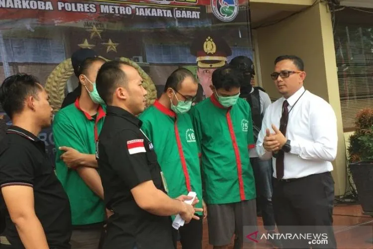 Petugas Polres Metro Jakarta Barat menghadirkan para tersangka jaringan narkoba di lingkungan kampus, Senin (29/7/2019). ANTARA/Galih Pradipta/aa