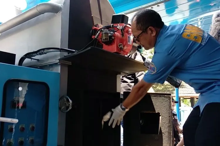 Kepala BNNP Jateng Benny Gunawan melakukan pemusnahan BB (ayosemarang.com/Vedyana)
