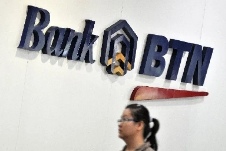 Nasabah melintas di kantor Bank BTN, Jakarta.  Foto: Republika/Wihdan Hidayat