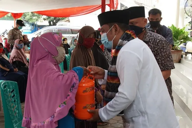 Bupati Bekasi Eka Su Bupati Bekasi Eka Supria Atmaja bagikan nasi rantang hasil masakan istri sendiri/Humas Pemkab Bekasi pria Atmaja bagikan nasi rantang hasil masakan istri sendiri/Humas Pemkab Bekasi