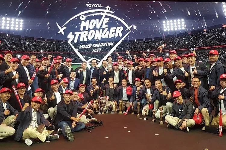 Direksi dan Manajemen Nasmoco berfoto bersama Presiden Director TAM Susumu Matsuda. (istimewa)