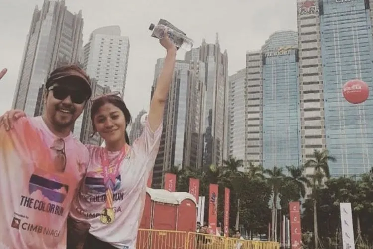 Naysila Mirdad dan kekasihnya, Roestandi Tsamanov [Instagram/@naymirdad]