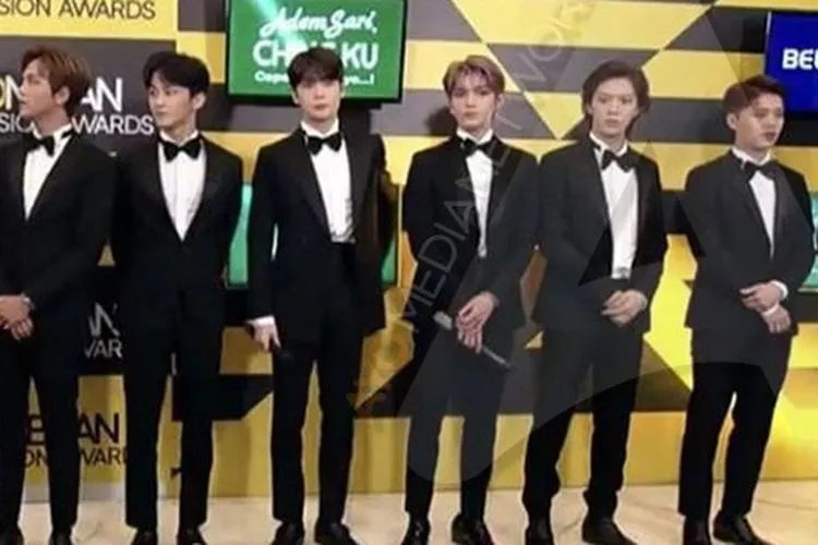 Para member NCT 127 menyapa penggemarnya sebelum tampil di Indonesian Television Awards 2019, Selasa malam (24/9/2019)/Ayojakarta.com