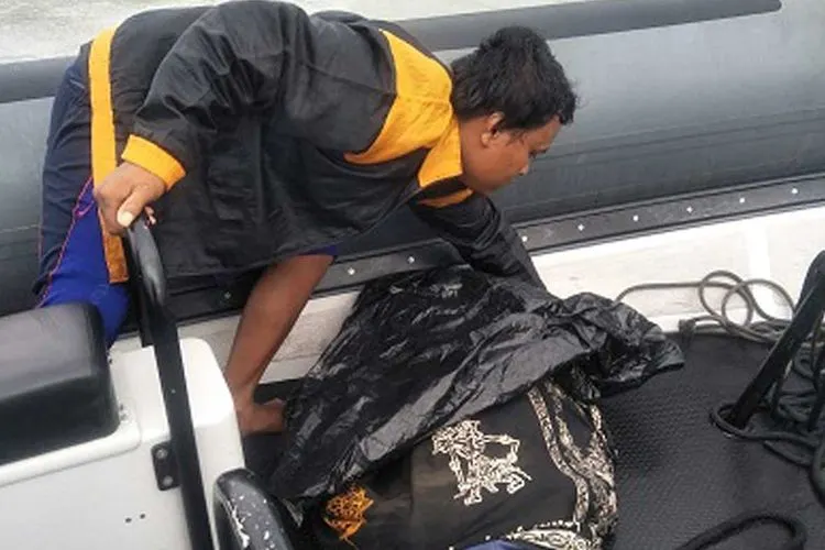 petugas sedang mengevakuasi salah satu nelayan yang meninggal dunia / istimewa