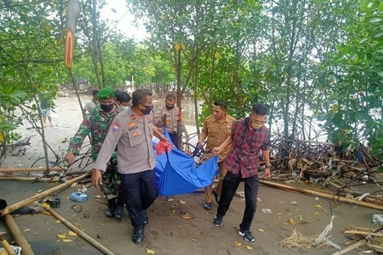 Evakuasi jasad pemancing yang hilang di Perairan Teluk Jakarta (SAR Jakarta)