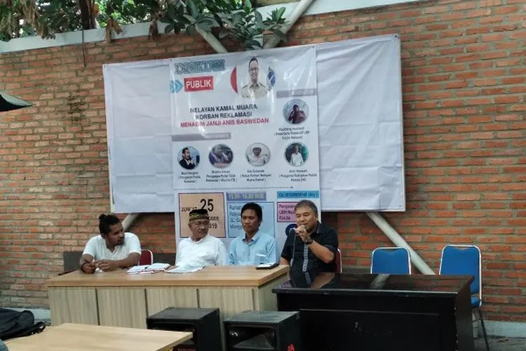 (Kedua dari kanan) Ketua Nelayan Muara Kamal, Ade Sukanda (50)/Ayojakarta.com