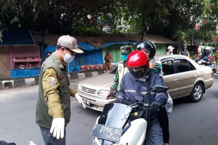 Sebagai ilustrasi, Wali Kota Sukabumi Achmad Fahmi memantau penerapan wajib memakai masker di sejumlah ruas jalan Kota Sukabumi, Jumat (1/5/2020). Mengenakan masker menjadi salah satu kebiasaan baru masyarakat. Foto: Republika/ riga nurul iman