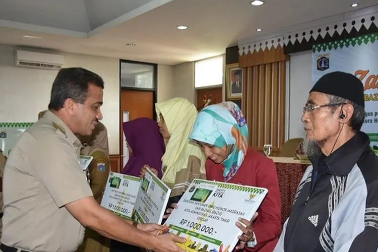 Pemberian zakat award dan santunan Baznas Bazis DKI Jakarta Wilayah Kota Jaktim/timur/jakarta.go.id