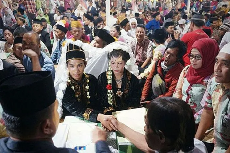 Salah satu pasangan peserta nikah massal yang diadakan Pemprov DKI Jakarta. (Tempo/Hendartyo Hanggi)