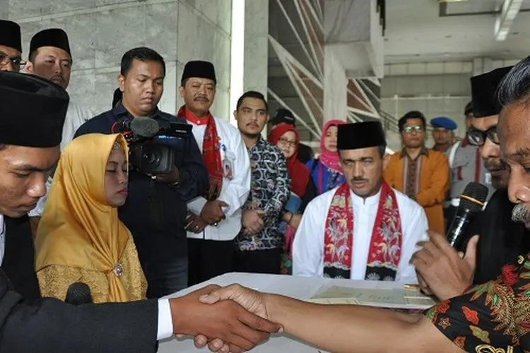 Wali Kota Jaktim M Anwar menjadi saksi dalam nikah massal (timur.jakarta.go.id)