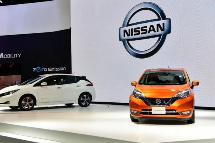 Nissan Note e-power dan Nissan LEAF dalam sebuah pameran otomotif di Thailand. Sebagai ilustrasi [Shutterstock].