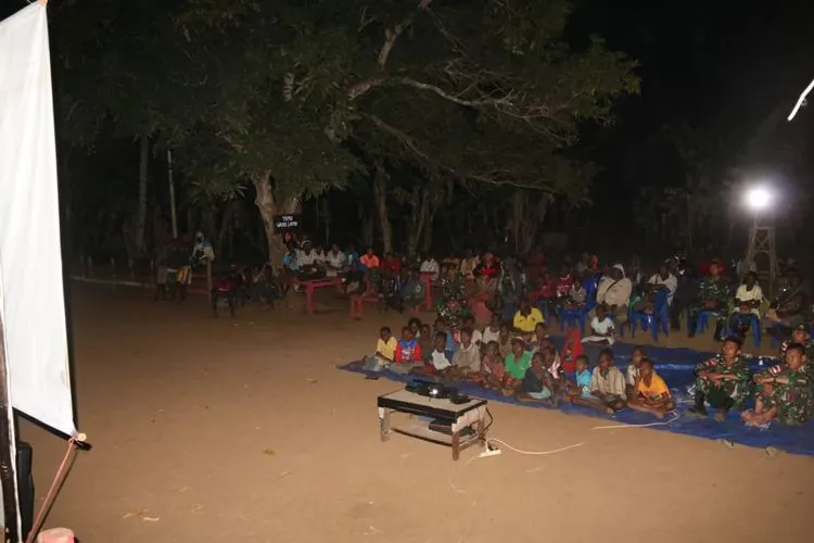 Satgas Pamtas RI-PNG Batalyon Infanteri Mekanis Raider (MR) 411/Pdw Kostrad di Pos Kondo menggelar acara nonton bareng (nobar) bersama warga Kampung Kondo/Puspen TNI