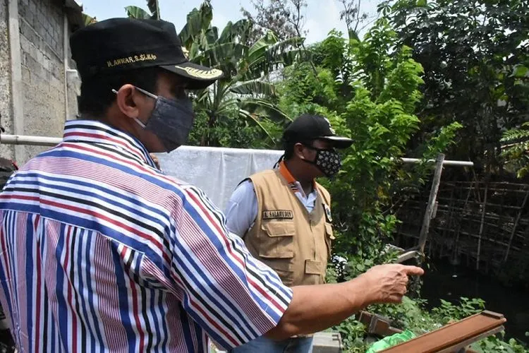 Wali Kota Jakarta Timur, M Anwar, memantau lokasi di sekitar bantaran kali Rawa Rengas, Cakung yang akan dinormalisasi/dok: timur.jakarta.go.id