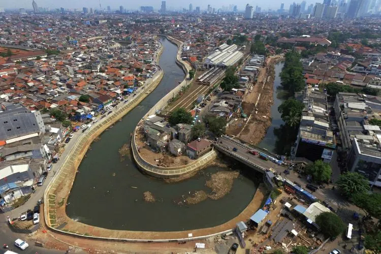 Kawasan Bukit Duri, Jakarta yang termasuk wilayah proyek normalisasi Sungai Ciliwung, difoto dari udara pada Jumat (18/8/2017). (Kompas/Heru Sri Kumoro)