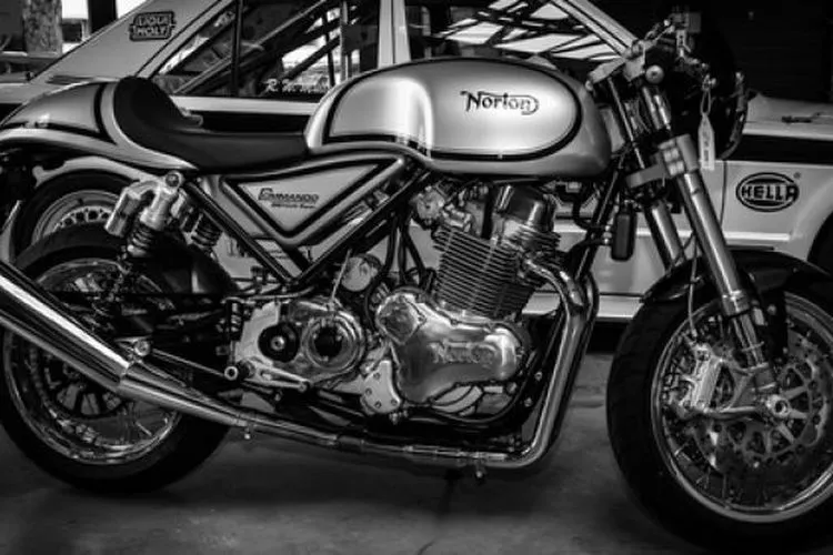Norton Commando 961 Cafe Racer dalam sebuah pameran di Bradenburg, Jerman. Norton kini diakuisis TVS.  [Shutterstock].