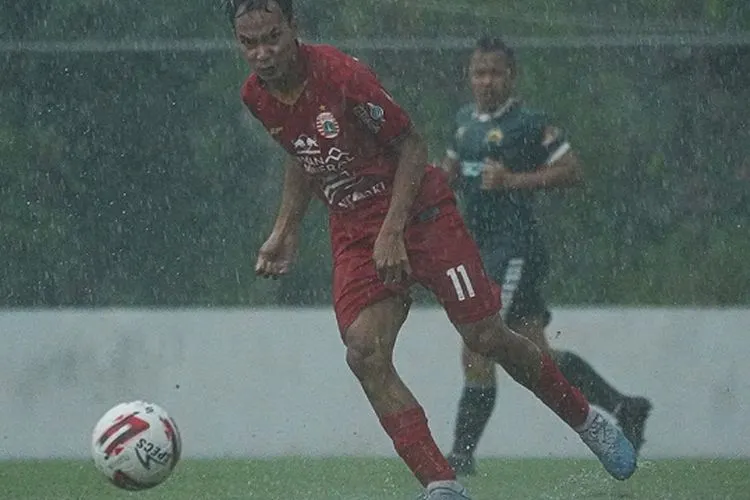 Pemain Persija, Novri Setiawan saat menguasai bola dalam partai uji coba kontra PS Tira Kabo di Lapangan PSNN, Depok, Selasa (15/9/2020). (dok Persija.id)
