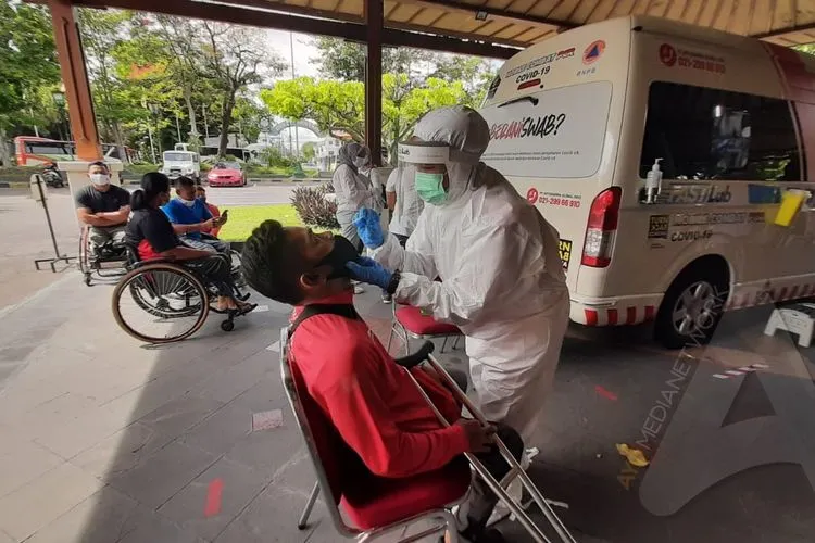 Atlet NPC Indonesia saat mengikuti swab test di KSPH, Kota Solo, Rabu (25/11/2020). (Ayojakarta.com/Budi Cahyono)