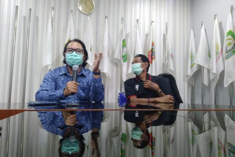 Wakil Sekjen NPC Indonesia, Rima Ferdiyanto (kiri) memberikan keterangan saat jumpa pers di Kantor NPC, Kota Solo, Rabu (23/9/2020). (Ayojakarta.com/Budi Cahyono)