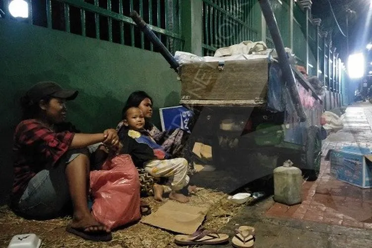 Nur (pojok kanan, menggendong anak) bersama rekannya sesama pemulung, Witri, beristirahat usai memunguti sampah plastik usai demonstrasi mahasiswa di depan DPR RI, Senayan, Jakarta Pusat, kemarin (Senin, 23/9/2019)/Ayojakarta.com