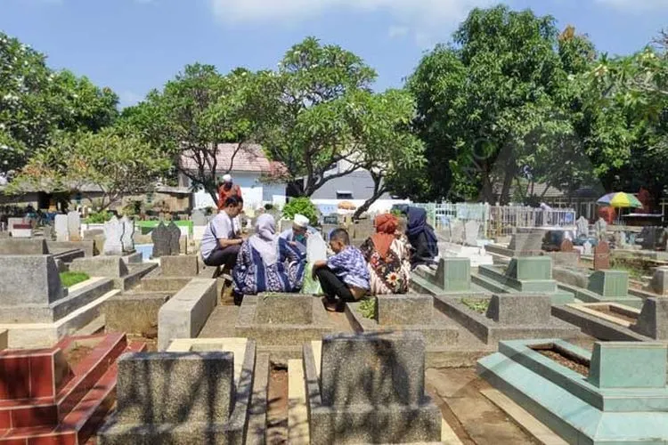 -Sejumlah warga nyekar di TPU Kemlaten, Kota Cirebon, pada hari pertama Idulfitri. (Ayocirebon/Erika Lia)