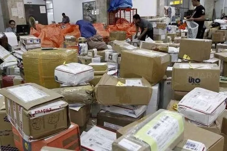 Pengecekan dan loading barang berupa paket di kantor Pos Ibu Kota Jakarta.