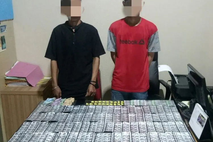 Dua tersangka dengan barang bukti obat-obatan. (Foto: Dokumen Polres Bogor)