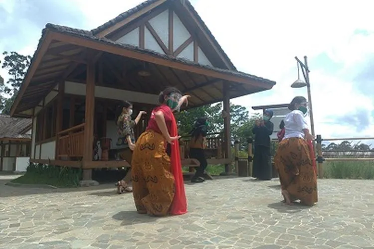 Objek wisata Dusun Bambu di Kecamatan Cisarua, Kabupaten Bandung Barat (KBB) kembali dibuka setelah 9 bulan tutup akibat pandemi.